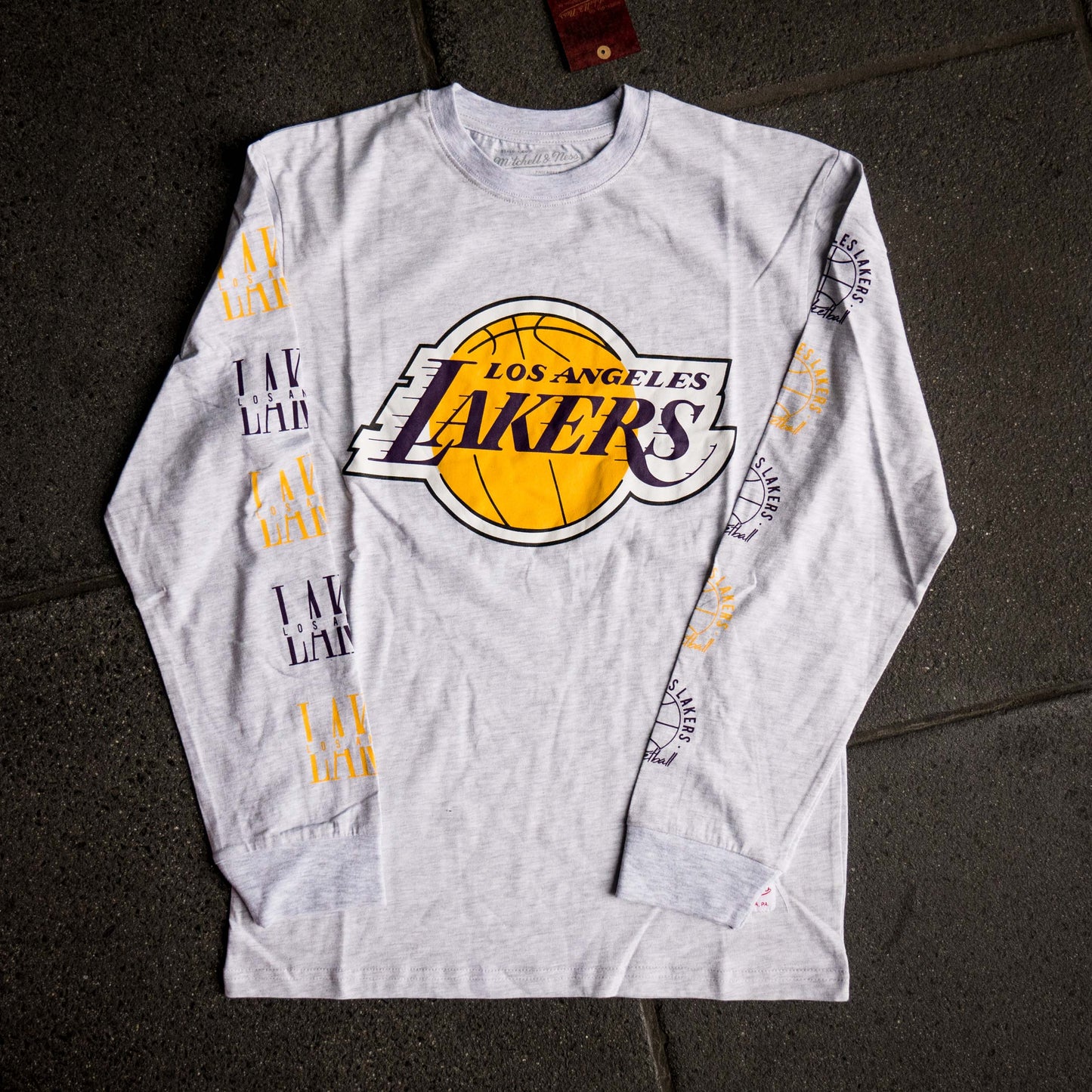 L.A. LAKERS SPLIT LOGO REPEAT LS TEE